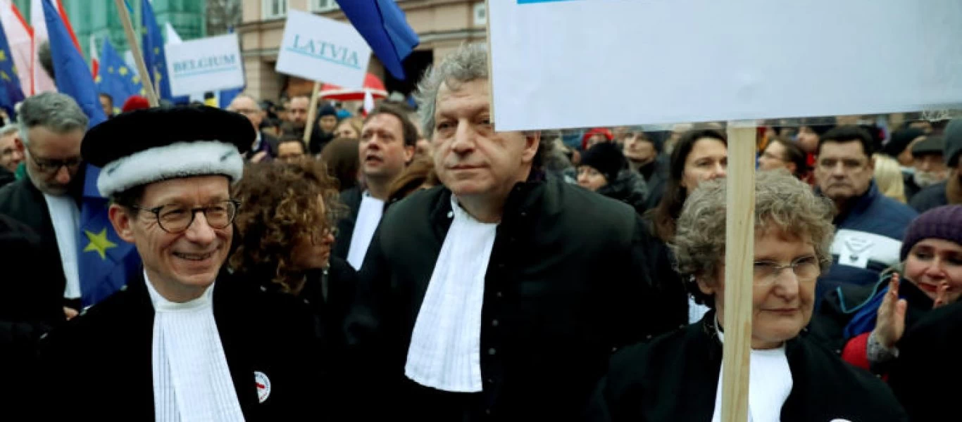 Πολωνία: Στους δρόμους Δικαστές και Δικηγόροι για τον περιορισμό των εξουσιών τους